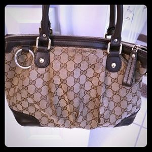 With Gucci leather pattern handbag